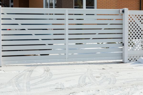 Vinyl Gate Mounting